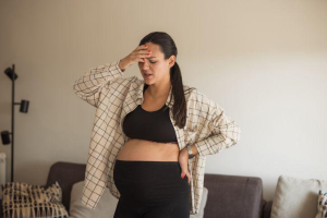 Baisse de tension pendant la grossesse : causes, symptômes et solutions pour mieux la gérer